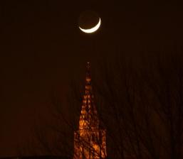 Lune cathedrale 10 02 2008 22h 09hlred